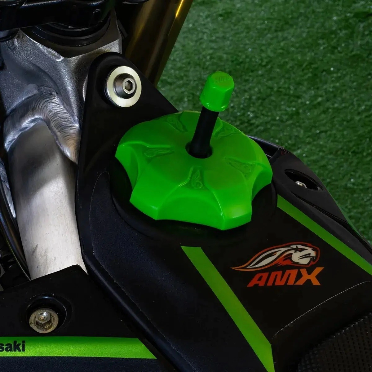 [AMX] Tapa de tanque [Color: NEGRO] CON Valvula Honda CRF 250F 19-26